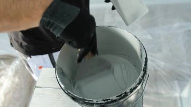 Ressam dekoratif sıva uyguluyor. 4K video