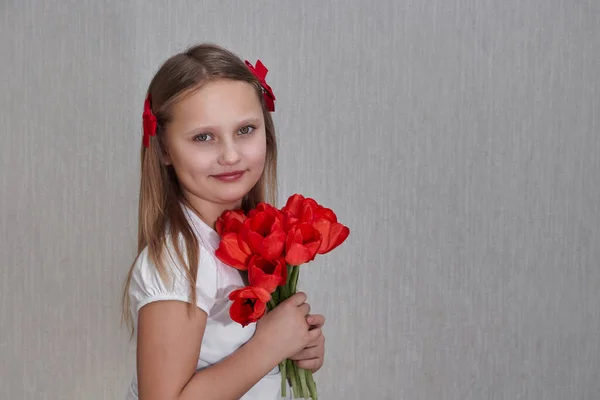 Flicka leende porträtt med blommor på monokrom bakgrund — Stockfoto