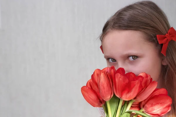 Krásná dívka portrét s květinami na černobílém pozadí — Stock fotografie