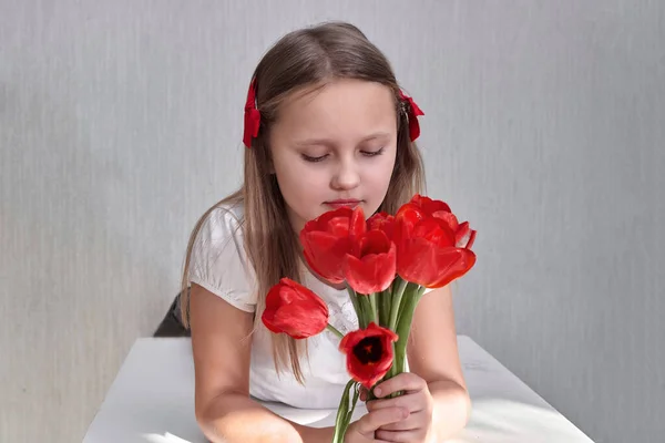 Vacker flicka porträtt med blommor på monokrom bakgrund — Stockfoto