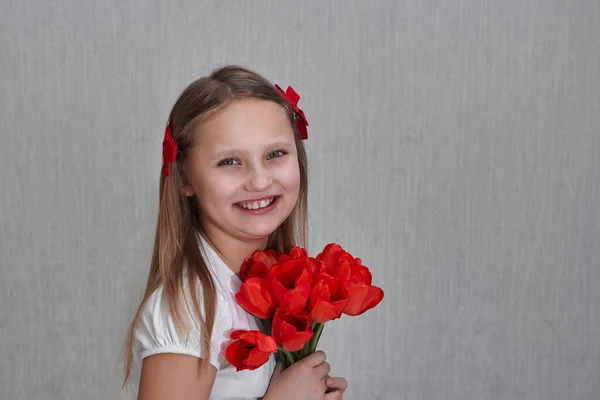 Flicka skrattar porträtt med blommor på monokrom bakgrund — Stockfoto