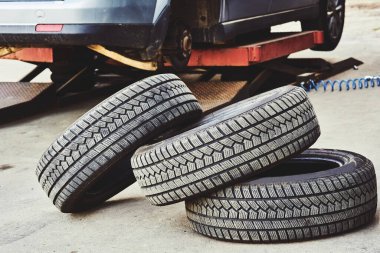 Lastik istasyonundaki araba tekerleğinin tamiri ve yenilenmesi için servis