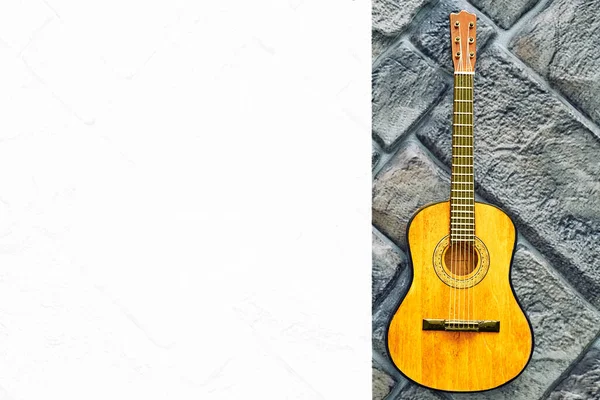 Guitare acoustique sur briques grises et espace note — Photo