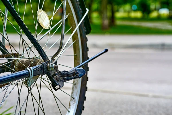 Rueda trasera de bicicleta con frenos en el fondo de la carretera y el parque —  Fotos de Stock