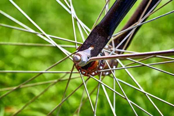 Kerékpár kerék kerékagy közelről a fű háttér — Stock Fotó