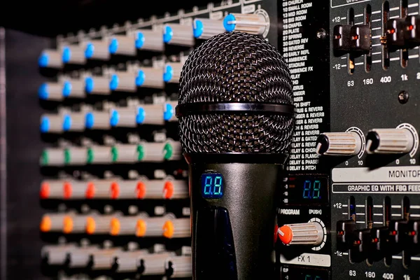 Verstärker, Mischpult und Mikrofon zum Singen von Karaoke-Liedern — Stockfoto