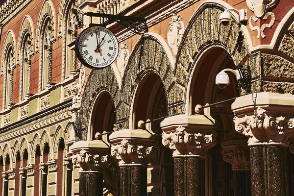 下午街上的钟表和哥特式建筑 免版税图库图片