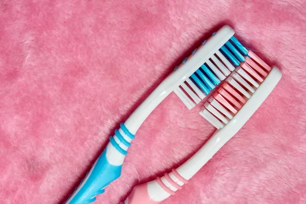 Две зубные щетки на розовом пушистом полотенце — стоковое фото