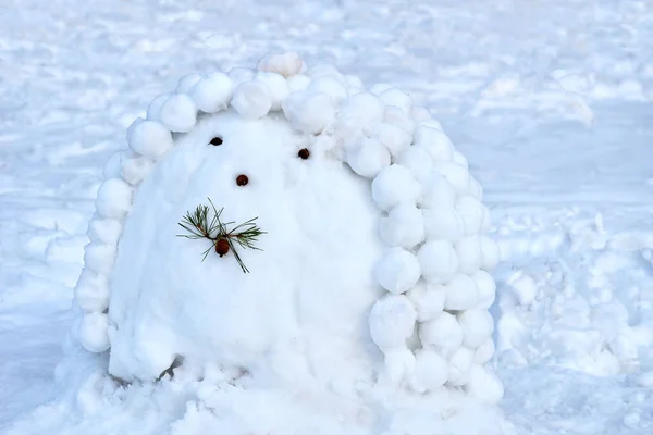 由快乐的孩子们做成的卷发雪人 — 图库照片