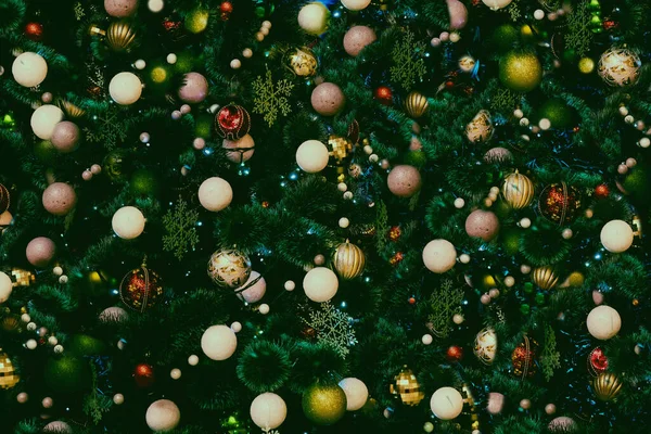 Achtergrond met Nieuwjaar speelgoed en takken van een kerstboom — Stockfoto