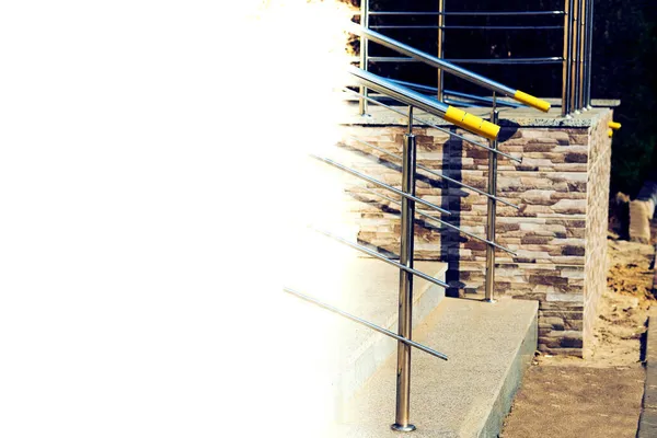 鉄光沢のある手すりとテキスト用の場所と石の階段 — ストック写真