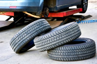 Lastik istasyonundaki araba tekerleğinin tamiri ve yenilenmesi için servis