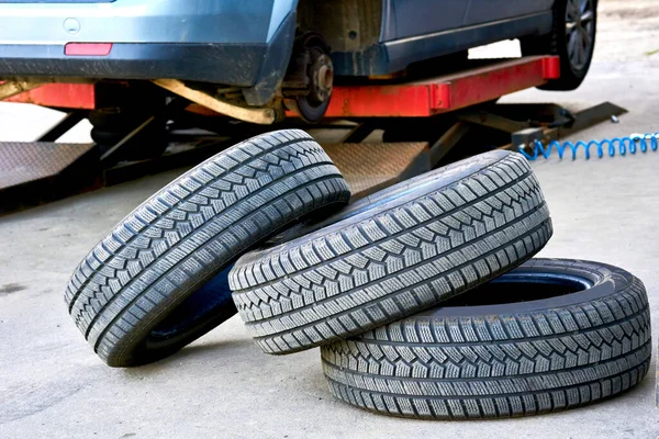 Lastik istasyonundaki araba tekerleğinin tamiri ve yenilenmesi için servis