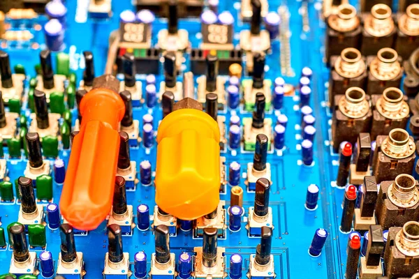 Dos destornilladores y placa de circuito impreso electrónico con componentes de radio —  Fotos de Stock