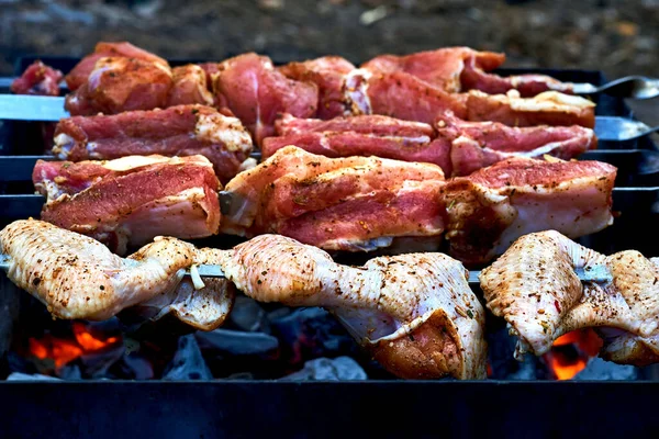 Carne fresca preparada na grelha para cozinhar — Fotografia de Stock