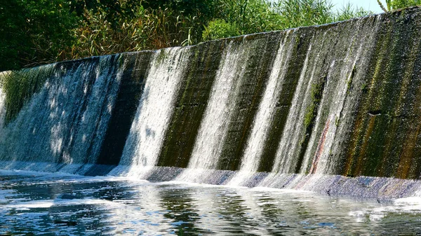背水を保持し水位を上げるために建設されたバリアで 発電用の貯水池又は給水用の貯水池を形成し — ストック写真