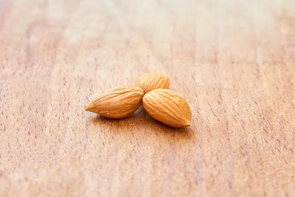 Núcleos de pricot naranja amarilla, sanos y sabrosos sobre fondo de madera —  Fotos de Stock