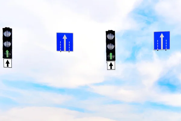 Forward. Green traffic light and a pointer directly against the blue sky — Stock Photo, Image