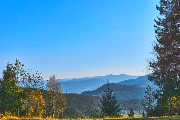 Bergketen in herfstkleuren en blauwe lucht — Stockfoto