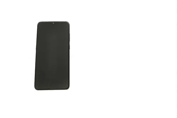 Черный мобильный телефон на белом изолированном фоне — стоковое фото