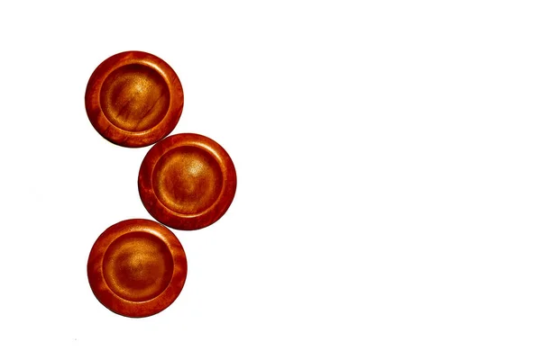 Drei rote hölzerne isolierte Kreise aus Kupfer. Elemente der Kunst und Dekoration — Stockfoto