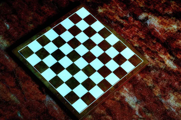 Темно-коричневая шахматная доска с белыми клетками на красном оранжевом фоне — стоковое фото