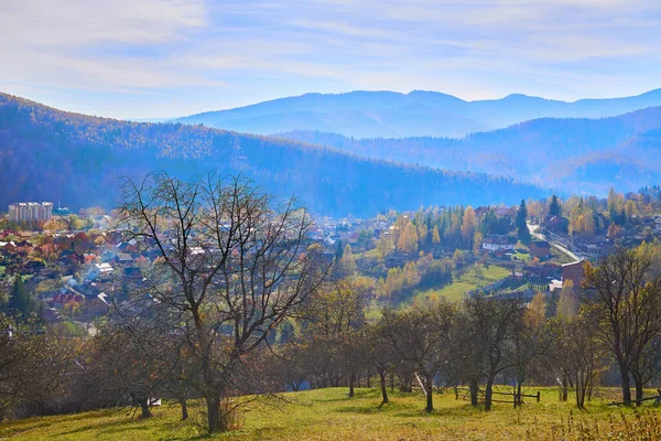 Ukrainische Gebirgskarpaten und eine kleine friedliche Stadt im Tal — Stockfoto