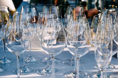 Şenlik masasında servis yapmadan önce şarap için bir çift bardak.