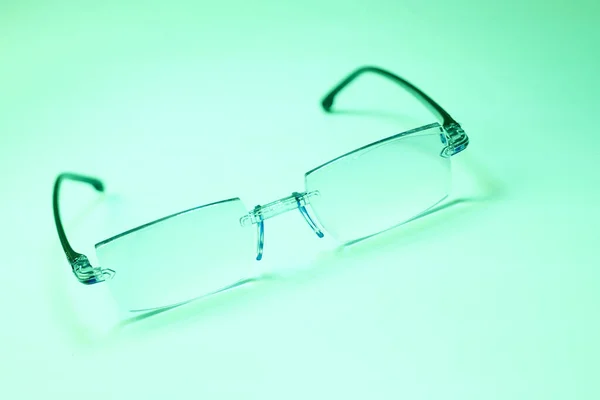 Γυαλιά για τη βελτίωση της όρασης απομονώνονται σε ένα πράσινο σμαράγδι φόντο — Φωτογραφία Αρχείου