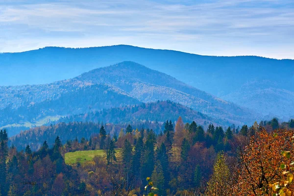 Bergkette in Herbstfarben und blauem Himmel. Nationalpark Karpaty Ukraine — Stockfoto