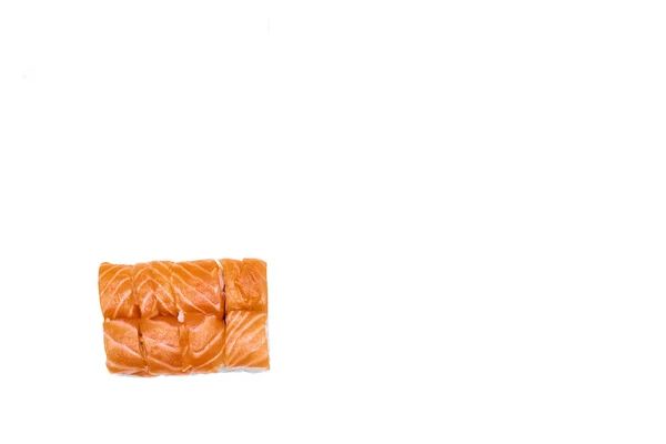 Frische Sushi-Rollen mit rotem Fisch auf weißem Hintergrund — Stockfoto