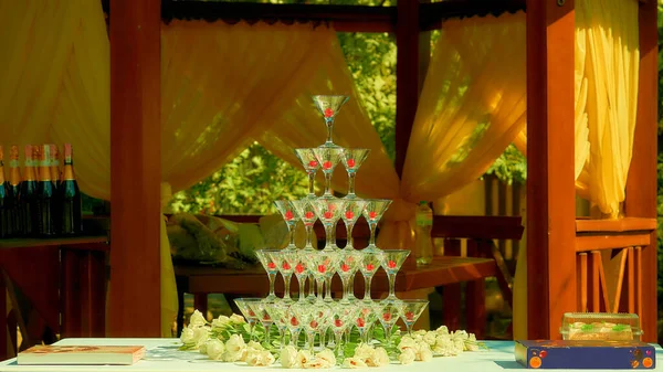 在一个温暖的婚礼喜庆的日子里带浆果的鸡尾酒杯 — 图库照片