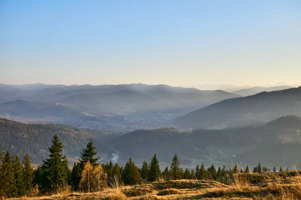 Bergpas met lichte waas met herfstkleuren in het dal — Stockfoto