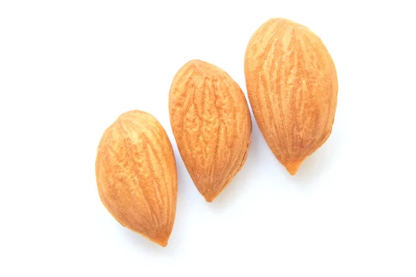 Nueces de pricot anaranjadas amarillas, sanas y sabrosas sobre fondo azul —  Fotos de Stock