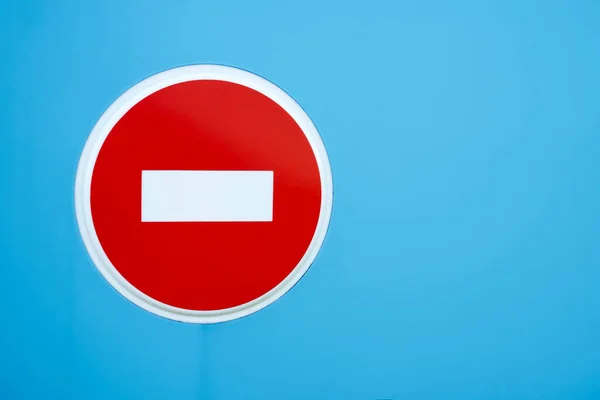 Stop cartello stradale su sfondo blu isolato — Foto Stock