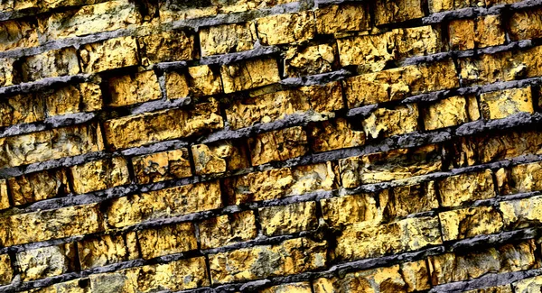 详细的深色黄砖墙的大而完整的背景 — 图库照片
