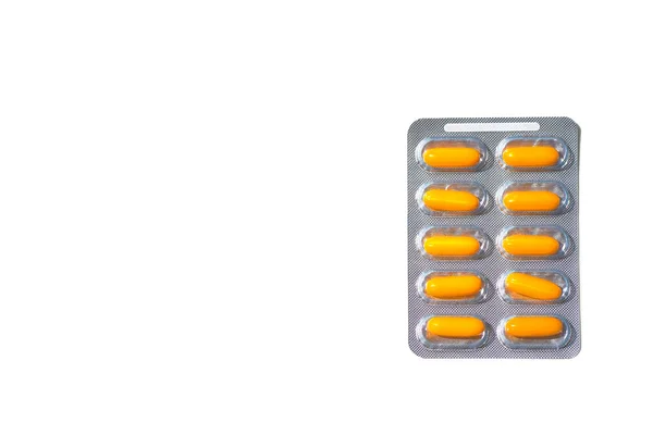 Pillole rosse arancioni in blister su sfondo bianco. — Foto Stock