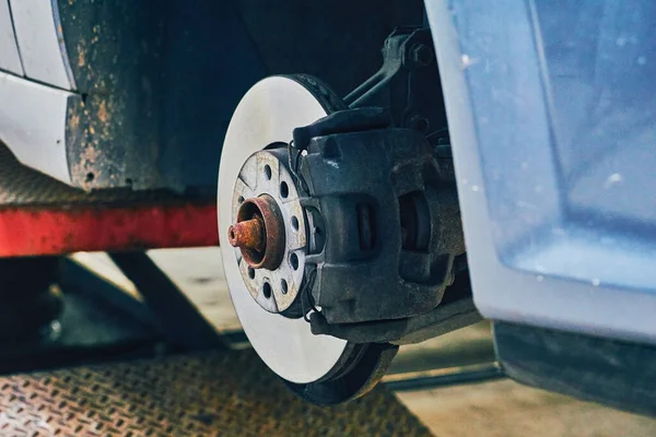 Lastik istasyonundaki araba tekerleğinin tamiri ve yenilenmesi için servis