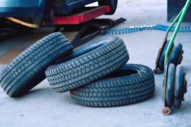 Lastik istasyonundaki araba tekerleğinin tamiri ve yenilenmesi için servis