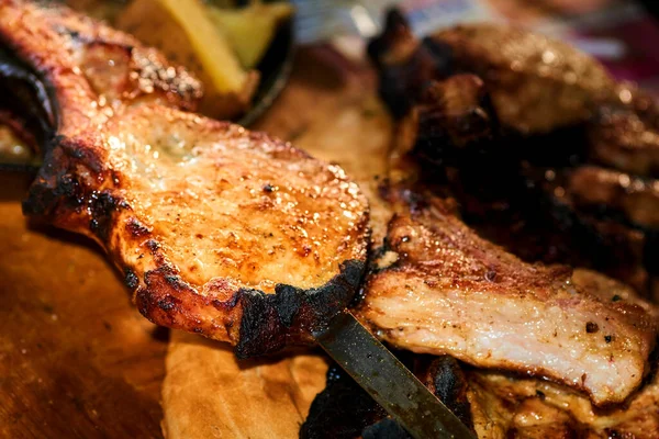 Delicioso pedaço apetitoso de carne frita sobre o fogo em um piquenique — Fotografia de Stock