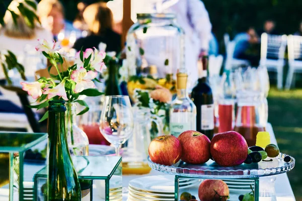 与苹果、酒精及各种器皿共进晚餐 — 图库照片