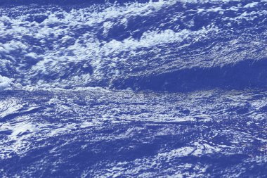 Saf maden mavisi su, basamaklı dağ taşlarının üzerinden akıyor.