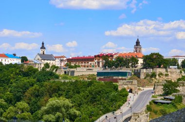 Katedralleri ve üniversitesi olan bir ortaçağ şehri, bir tepe yeşilliğine yayılmış.