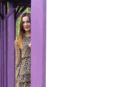 Mor bir stantta, doğada güzel saçlı bir kızla yazı yazmak için uygun bir yer.