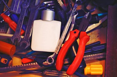 Tesisat araçları arasında çeşitli yağlar ve sıvılar için plastik şişe şişesi