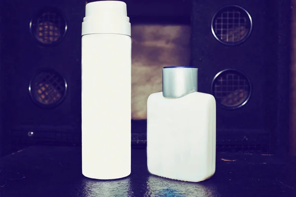 기름을 담는 플라스틱 병 두 개, 어두운 배경에 있는 향수 — 스톡 사진