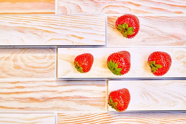 Fresh juicy strawberries full of vitamins on a wooden surface — Stockfoto