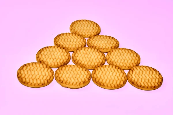 Süße Dessertkekse crekers Dreieck sind ein leckeres Produkt. Isoliert auf rosa — Stockfoto