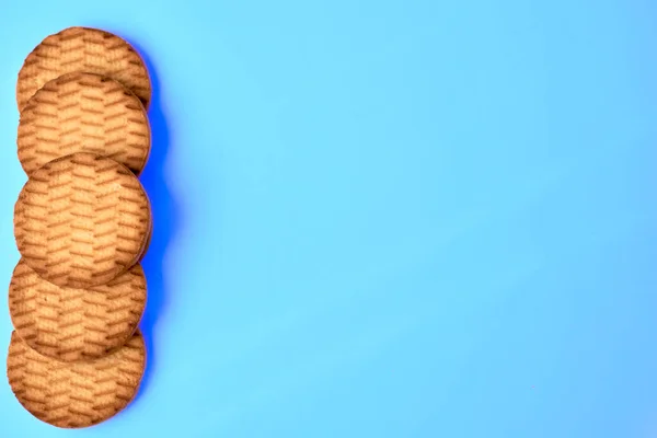 Cinque dolci biscotti crekers sono un prodotto gustoso.Isolato su blu — Foto Stock