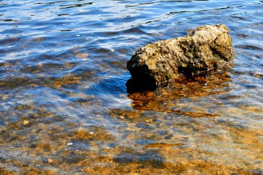 sert katı metalik olmayan mineral maddeden yapılmıştır, özellikle bir yapı malzemesi olarak..